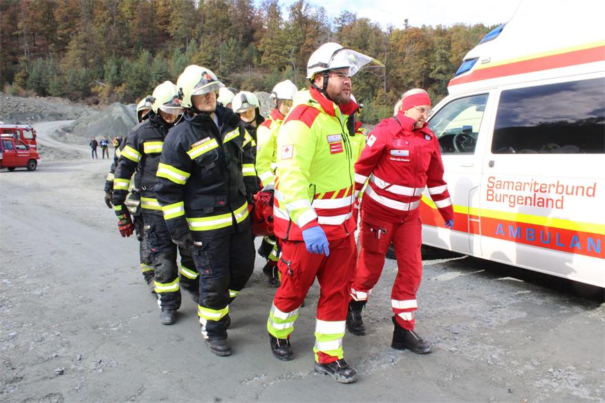 Verschüttete Personen und Fahrzeuge im Pilgersdorfer Steinbruch