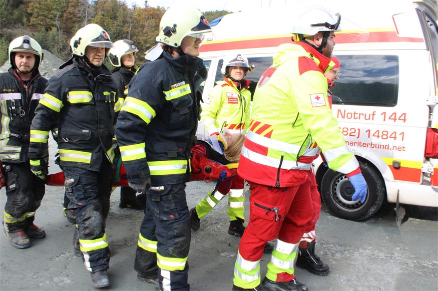 Verschüttete Personen und Fahrzeuge im Pilgersdorfer Steinbruch