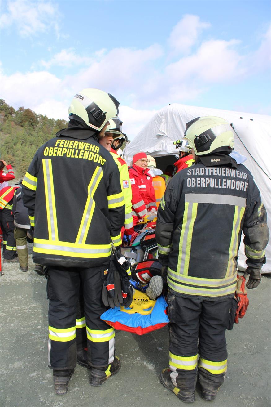 Verschüttete Personen und Fahrzeuge im Pilgersdorfer Steinbruch