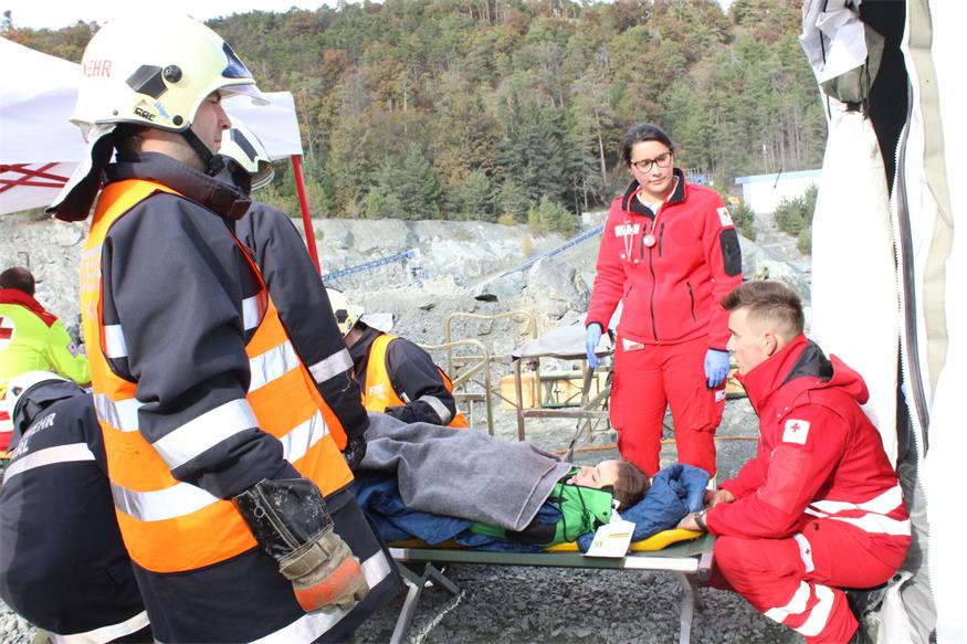 Verschüttete Personen und Fahrzeuge im Pilgersdorfer Steinbruch