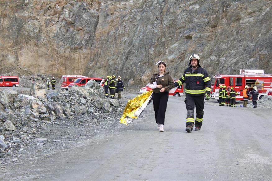 Verschüttete Personen und Fahrzeuge im Pilgersdorfer Steinbruch