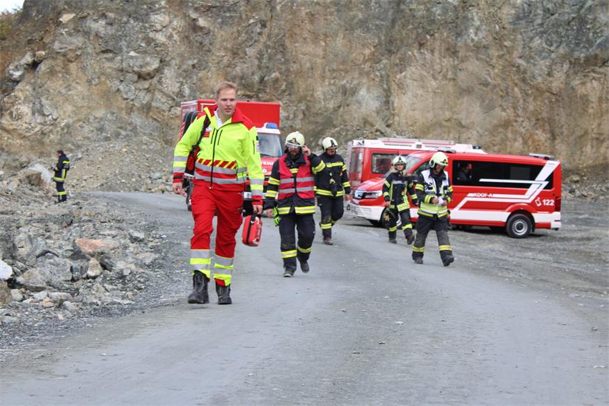 Verschüttete Personen und Fahrzeuge im Pilgersdorfer Steinbruch