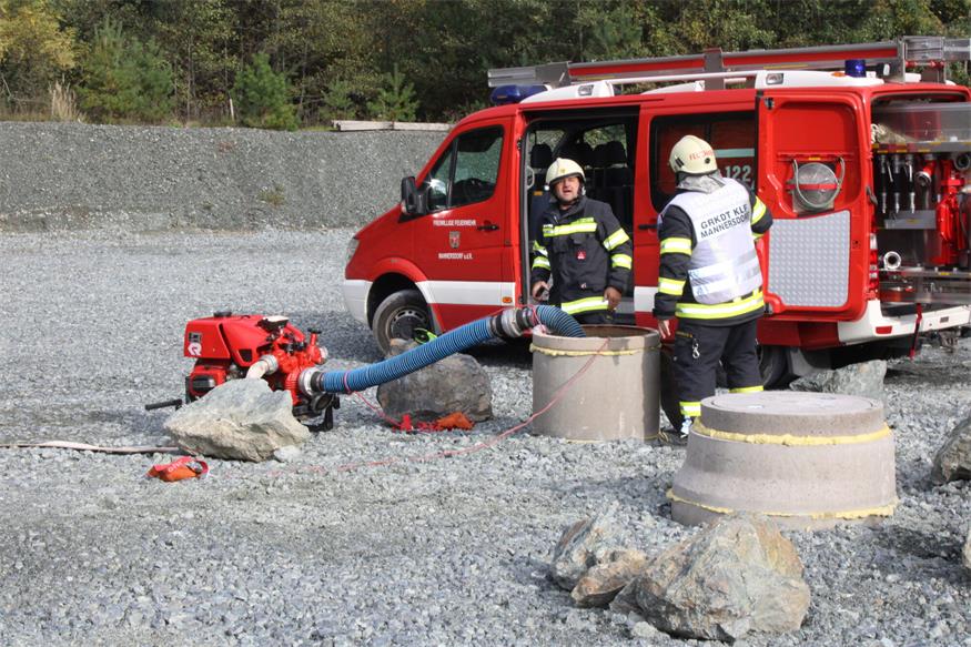 Verschüttete Personen und Fahrzeuge im Pilgersdorfer Steinbruch