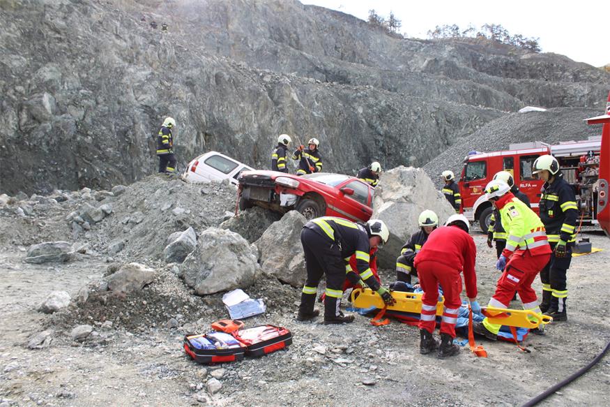 Verschüttete Personen und Fahrzeuge im Pilgersdorfer Steinbruch