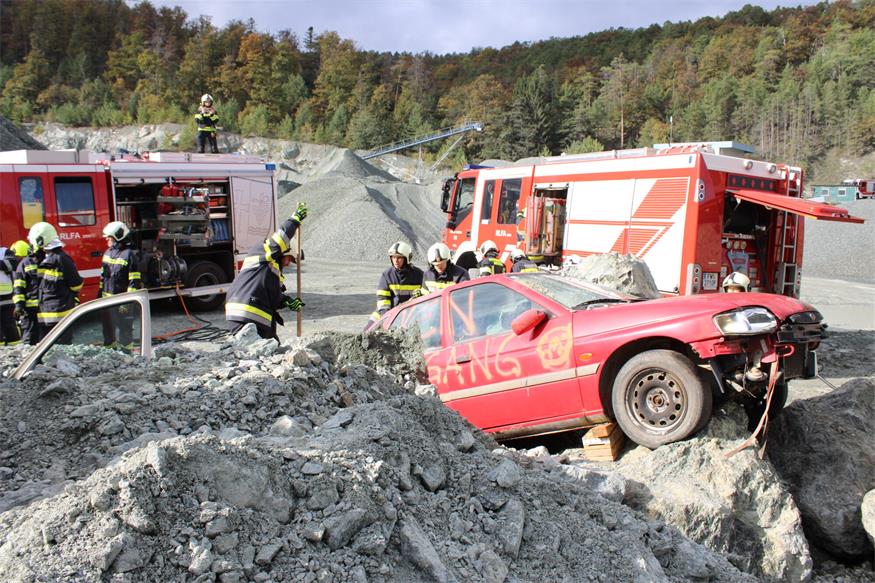 Verschüttete Personen und Fahrzeuge im Pilgersdorfer Steinbruch