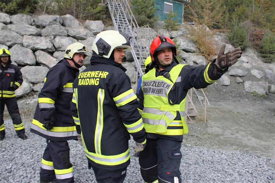 Verschüttete Personen und Fahrzeuge im Pilgersdorfer Steinbruch