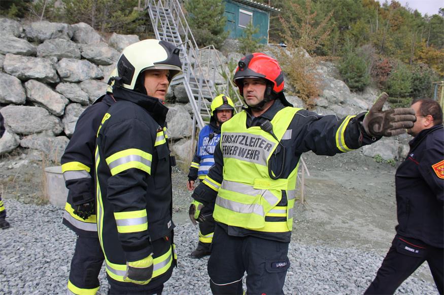 Verschüttete Personen und Fahrzeuge im Pilgersdorfer Steinbruch