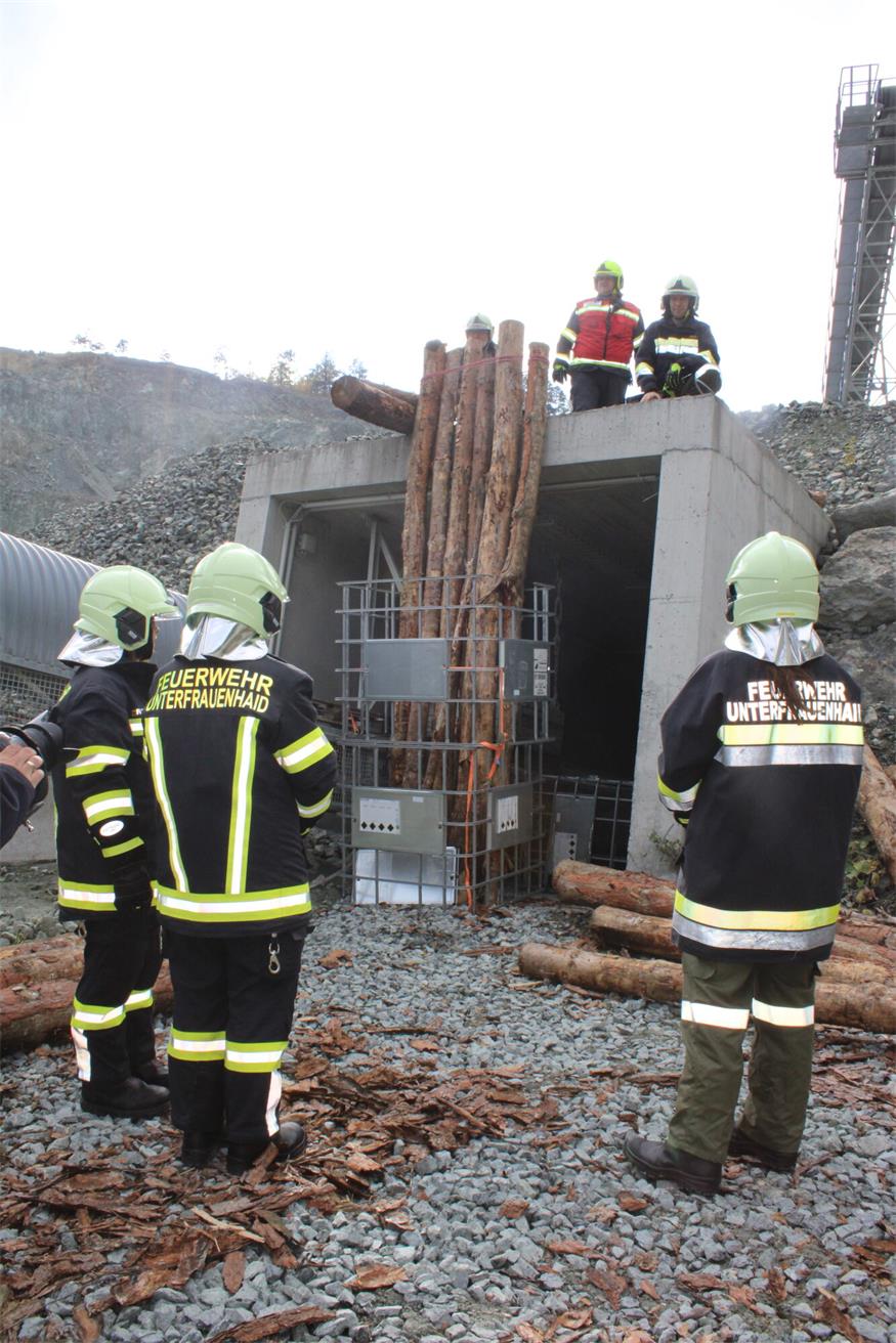 Verschüttete Personen und Fahrzeuge im Pilgersdorfer Steinbruch