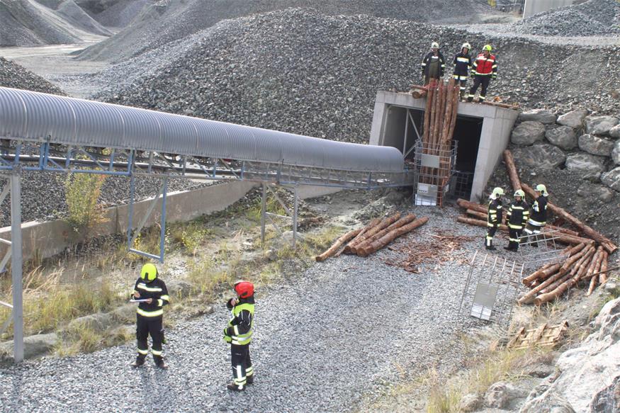 Verschüttete Personen und Fahrzeuge im Pilgersdorfer Steinbruch