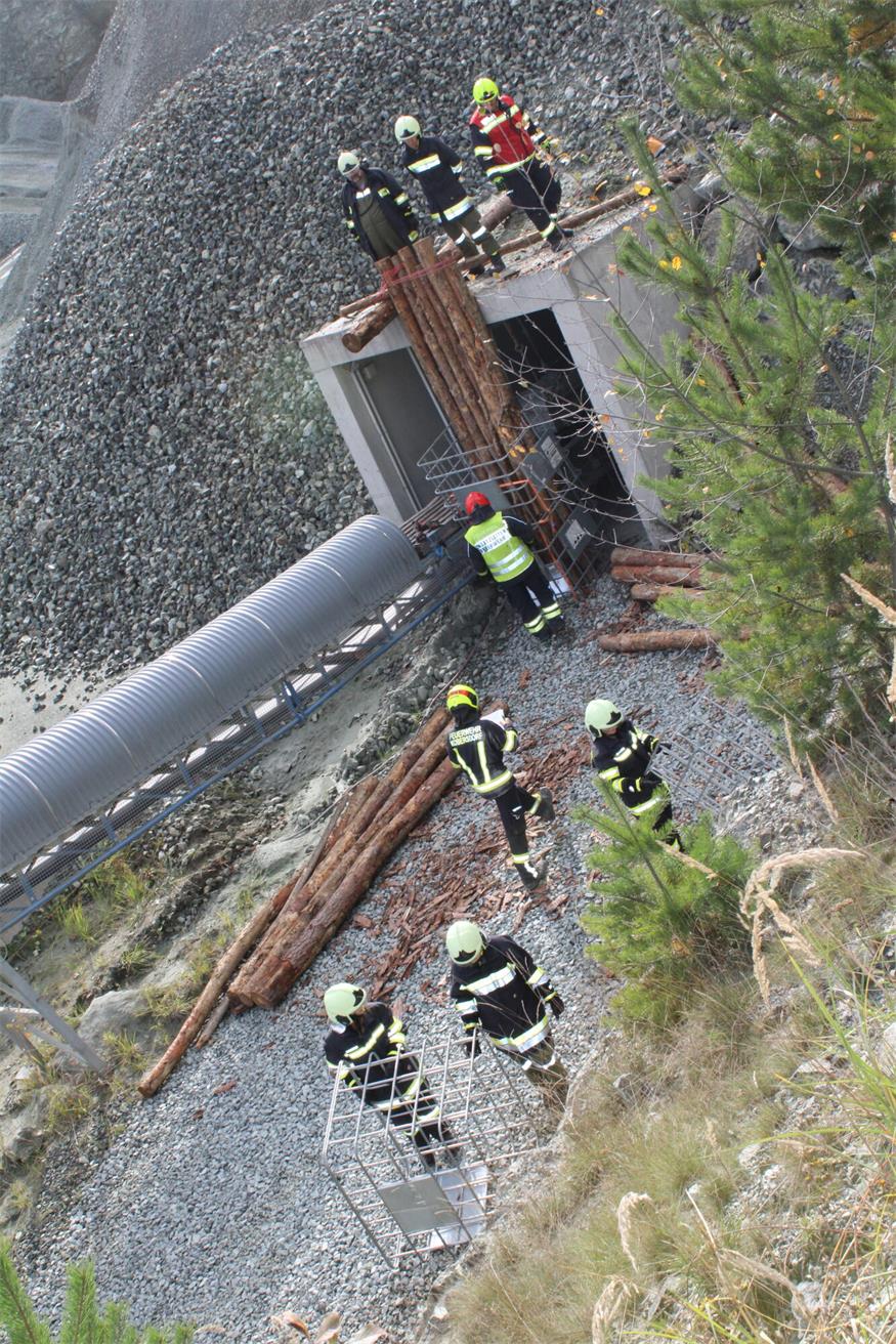 Verschüttete Personen und Fahrzeuge im Pilgersdorfer Steinbruch