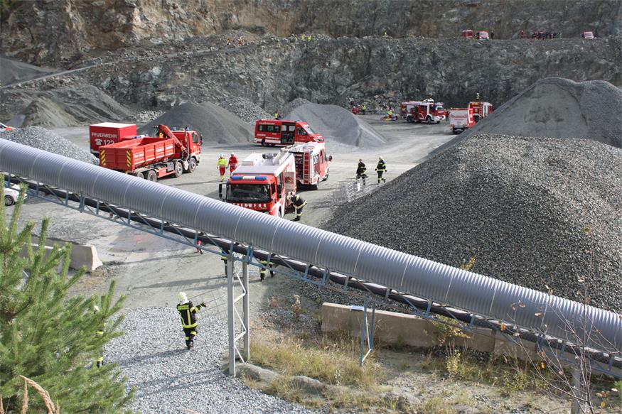 Verschüttete Personen und Fahrzeuge im Pilgersdorfer Steinbruch