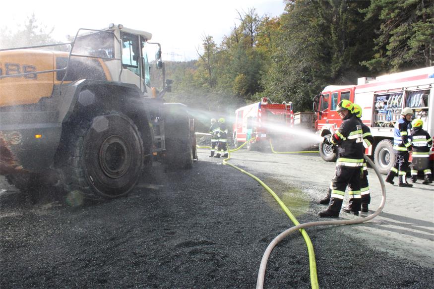 Verschüttete Personen und Fahrzeuge im Pilgersdorfer Steinbruch