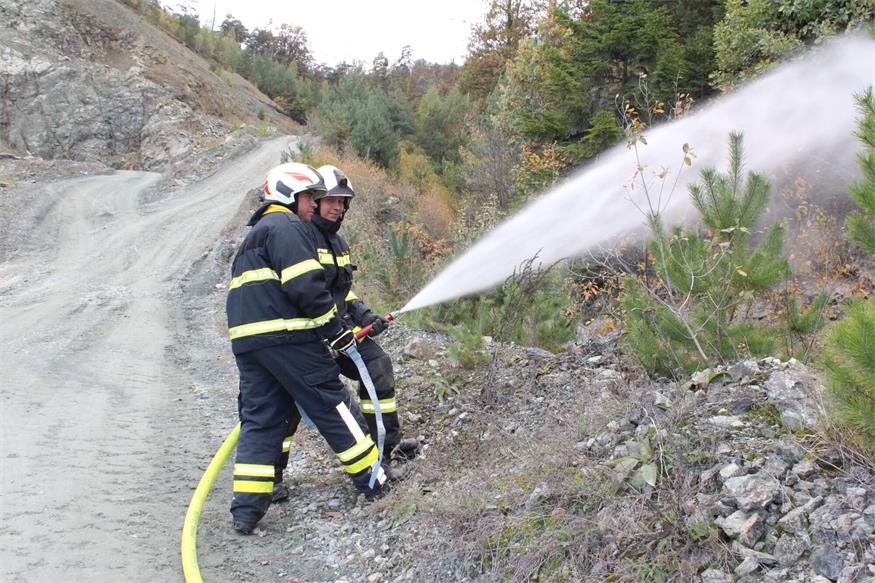 Verschüttete Personen und Fahrzeuge im Pilgersdorfer Steinbruch