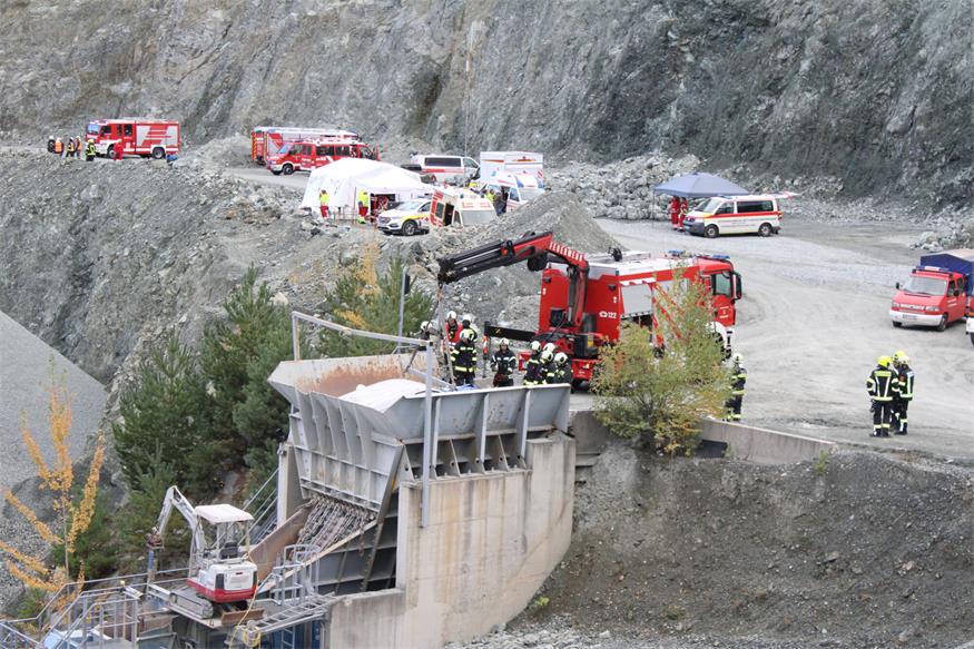 Verschüttete Personen und Fahrzeuge im Pilgersdorfer Steinbruch