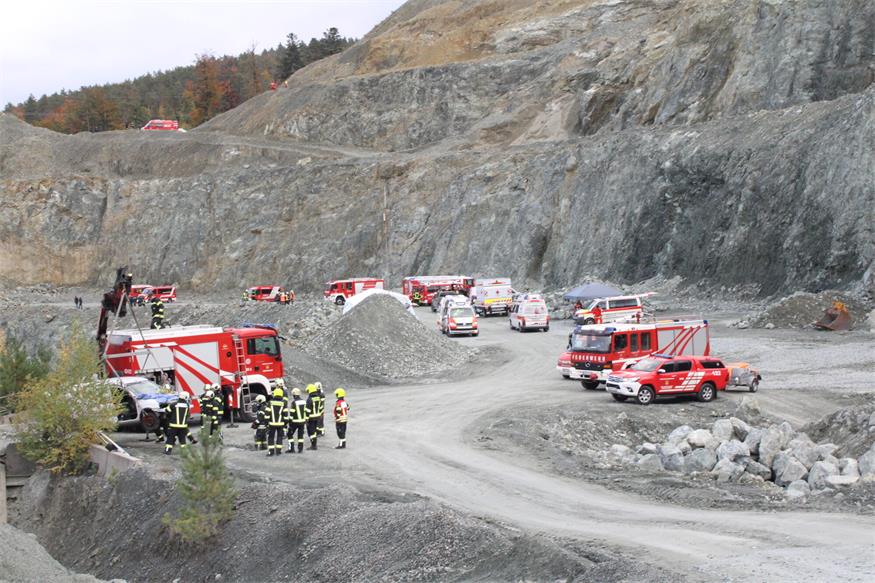 Verschüttete Personen und Fahrzeuge im Pilgersdorfer Steinbruch