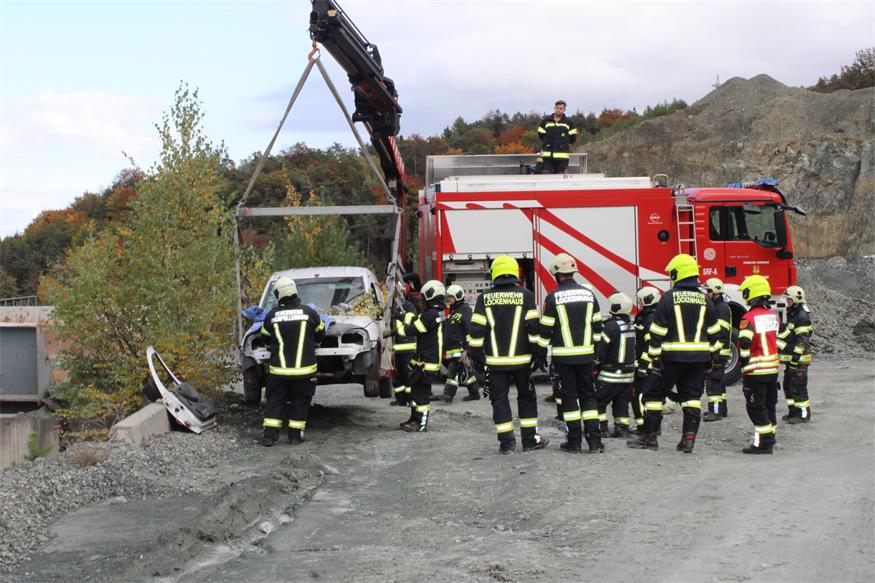 Verschüttete Personen und Fahrzeuge im Pilgersdorfer Steinbruch