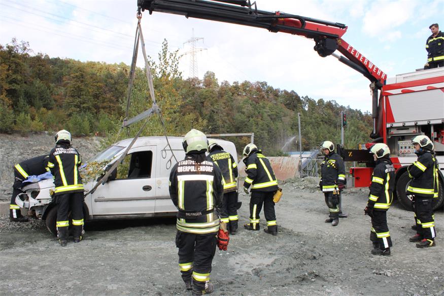 Verschüttete Personen und Fahrzeuge im Pilgersdorfer Steinbruch