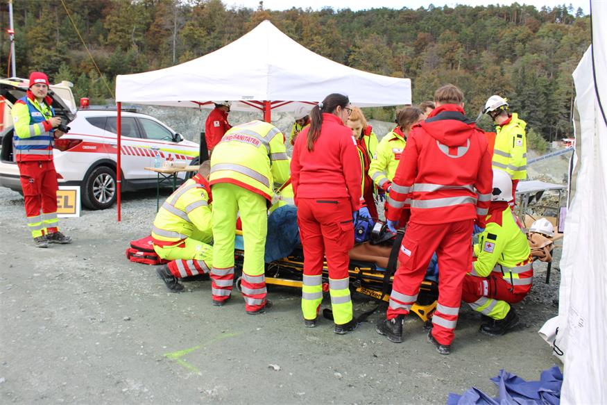 Verschüttete Personen und Fahrzeuge im Pilgersdorfer Steinbruch