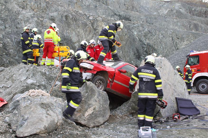 Verschüttete Personen und Fahrzeuge im Pilgersdorfer Steinbruch