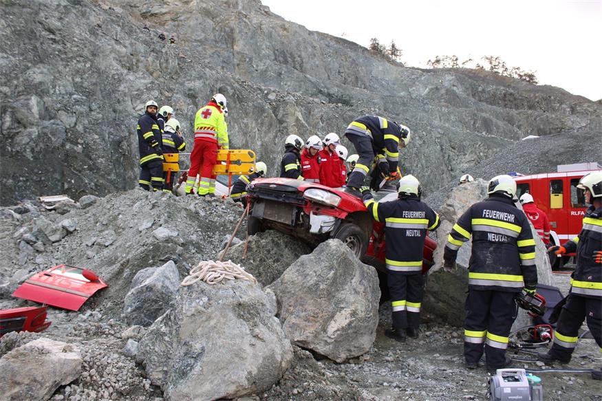 Verschüttete Personen und Fahrzeuge im Pilgersdorfer Steinbruch