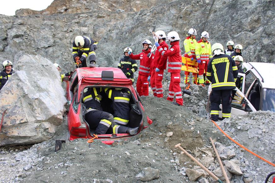 Verschüttete Personen und Fahrzeuge im Pilgersdorfer Steinbruch