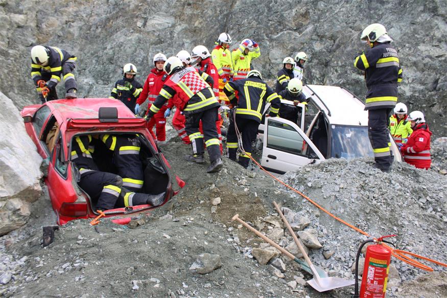Verschüttete Personen und Fahrzeuge im Pilgersdorfer Steinbruch