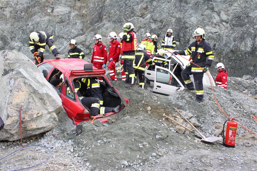 Verschüttete Personen und Fahrzeuge im Pilgersdorfer Steinbruch