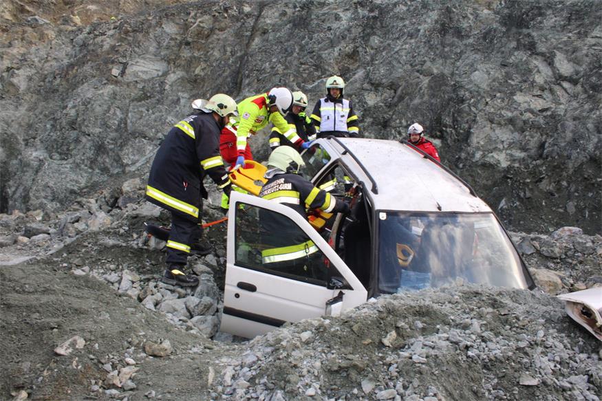 Verschüttete Personen und Fahrzeuge im Pilgersdorfer Steinbruch