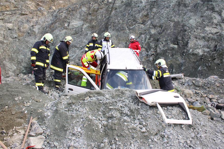 Verschüttete Personen und Fahrzeuge im Pilgersdorfer Steinbruch