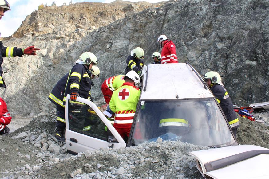 Verschüttete Personen und Fahrzeuge im Pilgersdorfer Steinbruch