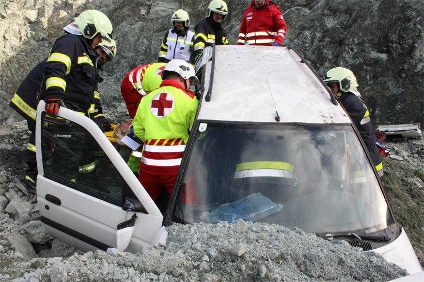 Verschüttete Personen und Fahrzeuge im Pilgersdorfer Steinbruch