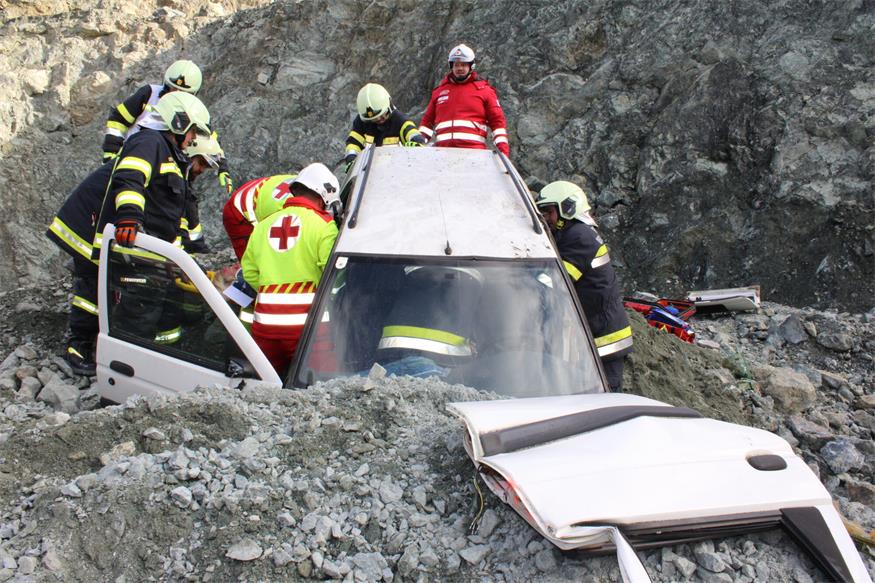 Verschüttete Personen und Fahrzeuge im Pilgersdorfer Steinbruch