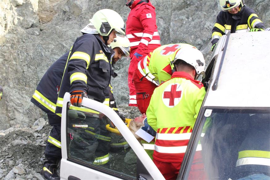 Verschüttete Personen und Fahrzeuge im Pilgersdorfer Steinbruch