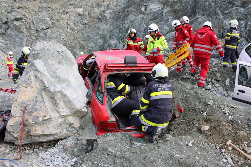 Verschüttete Personen und Fahrzeuge im Pilgersdorfer Steinbruch