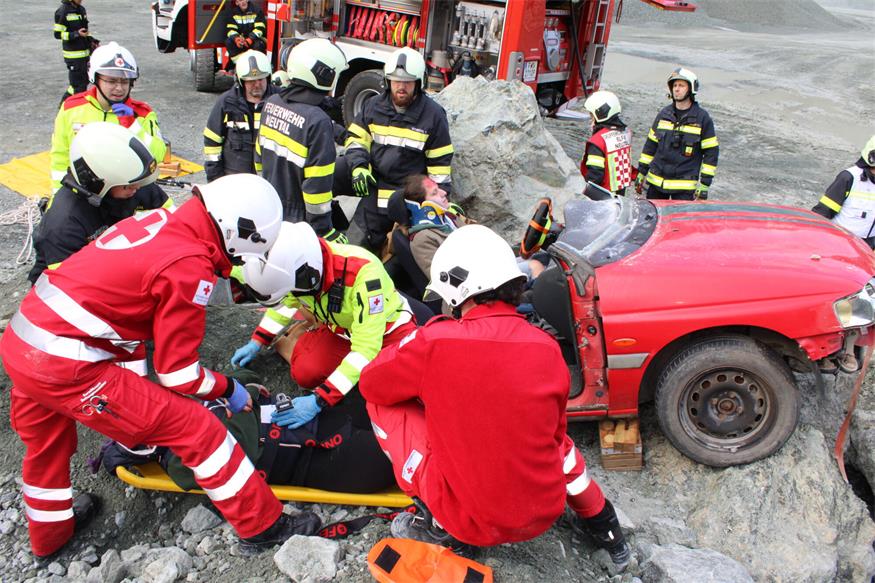 Verschüttete Personen und Fahrzeuge im Pilgersdorfer Steinbruch