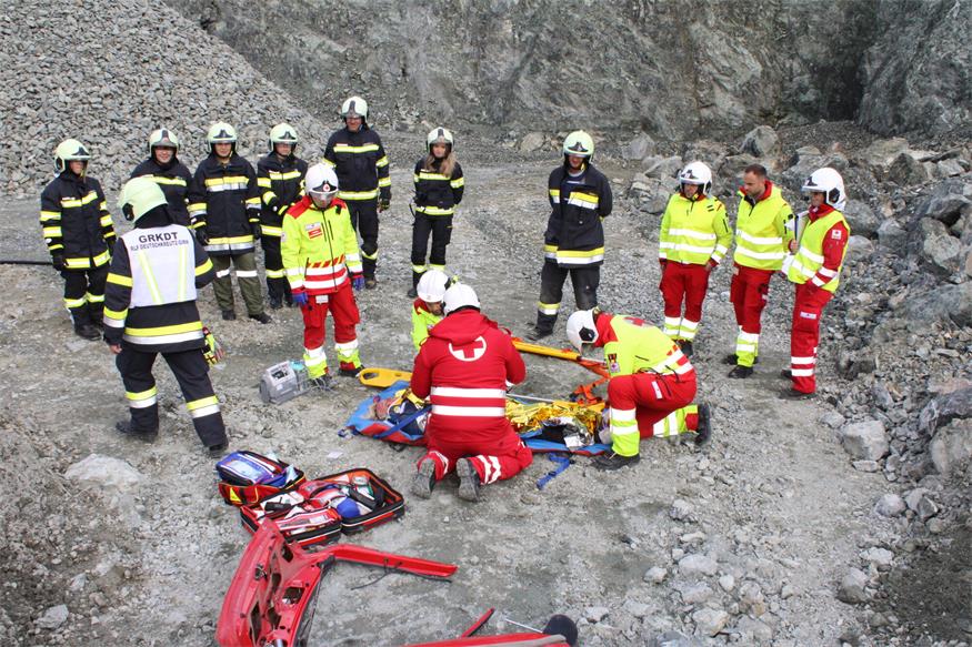 Verschüttete Personen und Fahrzeuge im Pilgersdorfer Steinbruch