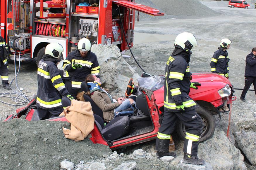 Verschüttete Personen und Fahrzeuge im Pilgersdorfer Steinbruch