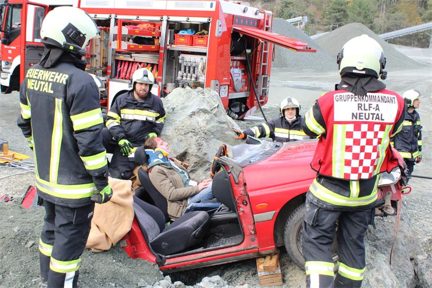Verschüttete Personen und Fahrzeuge im Pilgersdorfer Steinbruch