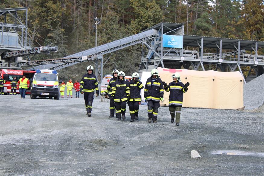 Verschüttete Personen und Fahrzeuge im Pilgersdorfer Steinbruch
