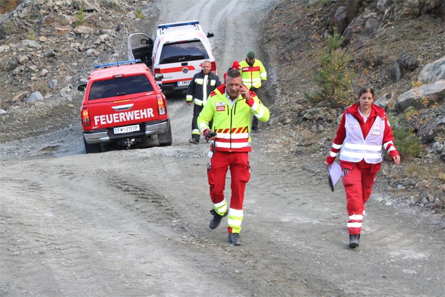 Verschüttete Personen und Fahrzeuge im Pilgersdorfer Steinbruch