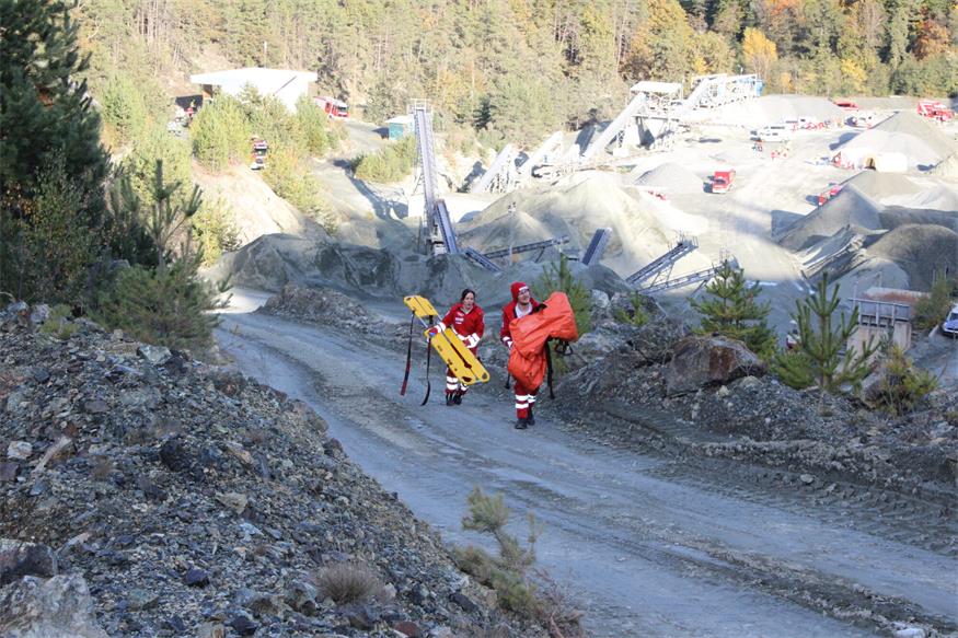 Verschüttete Personen und Fahrzeuge im Pilgersdorfer Steinbruch