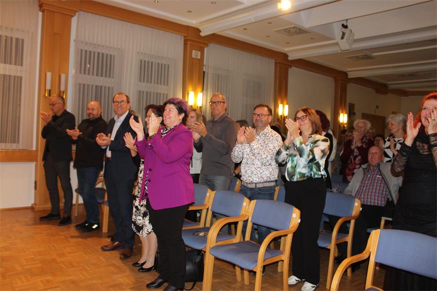 Standing Ovations für „gscheit gspüte“ Uraufführung in Oberpullendorf