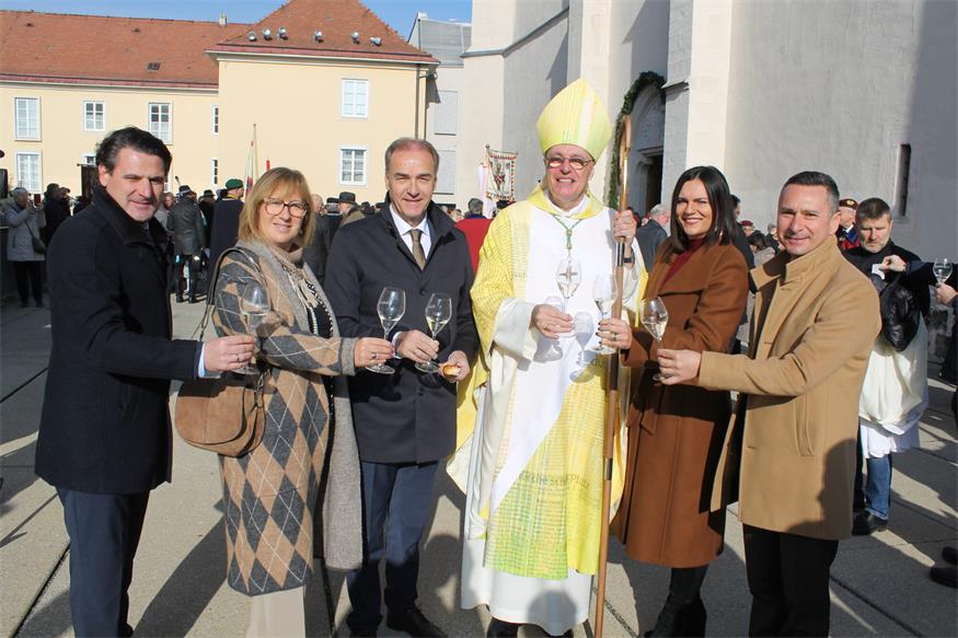 Nach der Martini-Messe wurden 300 Kipferl geteilt