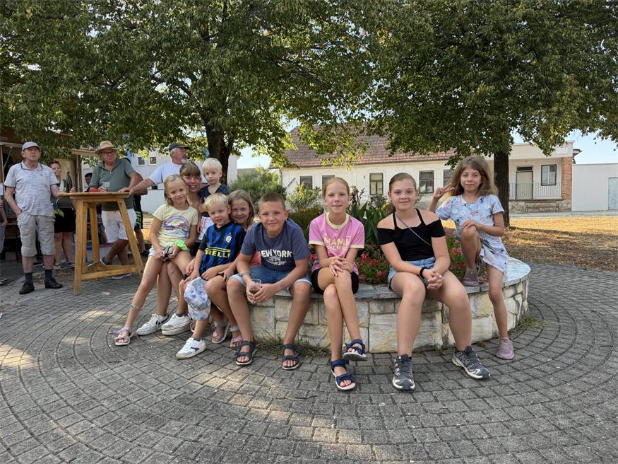 Traditionelles Baumaufstellen in Lackendorf