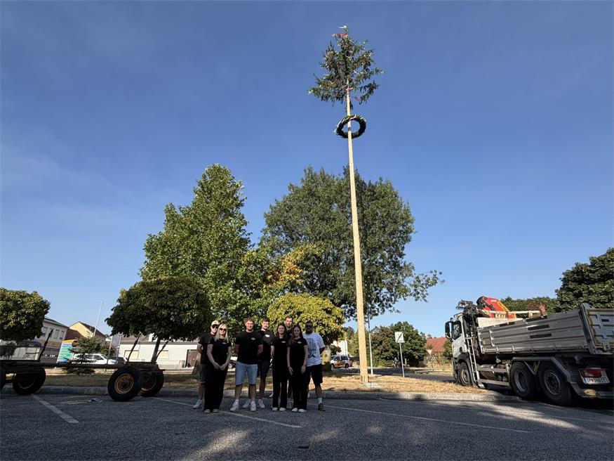 Traditionelles Baumaufstellen in Lackendorf