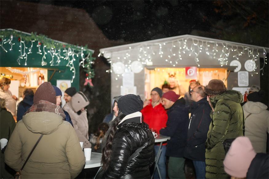 Adventdorf Parndorf startet mit Musik, Lichterglanz und erstem Schnee