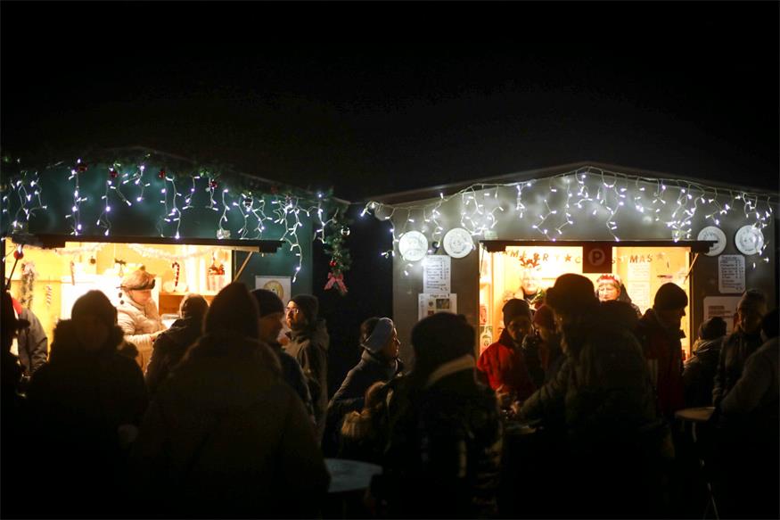 Adventdorf Parndorf startet mit Musik, Lichterglanz und erstem Schnee