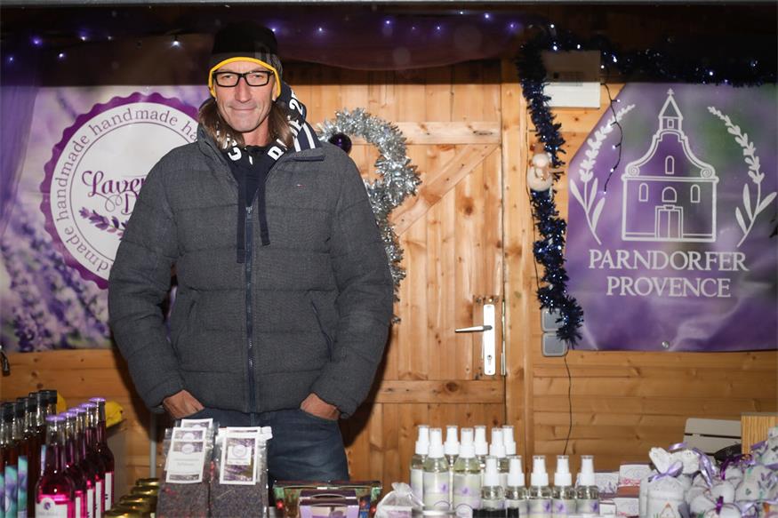 Adventdorf Parndorf startet mit Musik, Lichterglanz und erstem Schnee