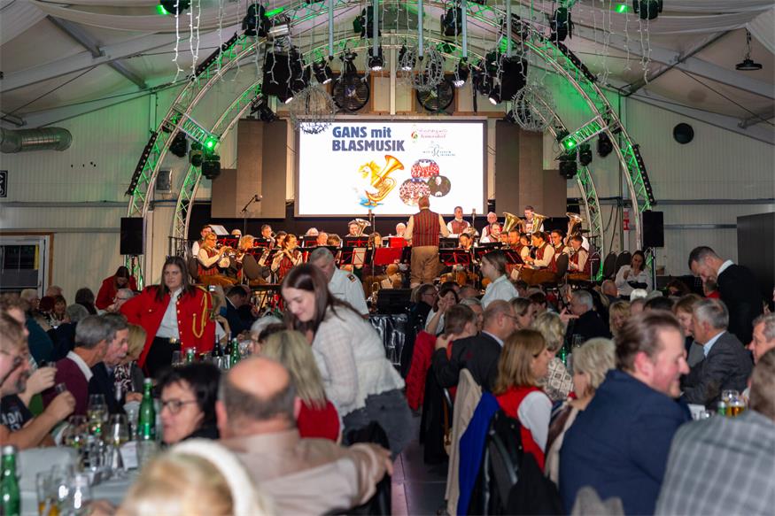 „Gans und Blasmusik“ begeistert erneut in der Gernot-Arena