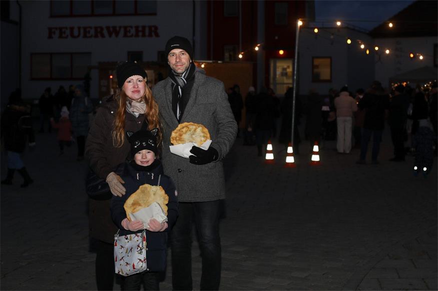 Erster Saisonauftritt des Nikolaus am Adventmarkt in Winden am See